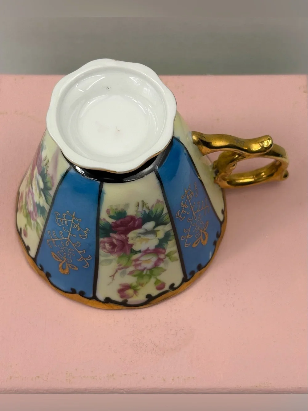 Royal Sealy features floral